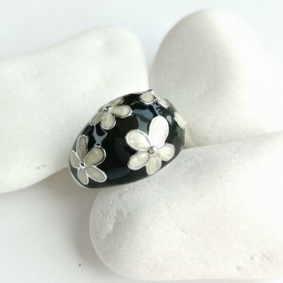 Dome ring white and black flowers size 7 NWT - Picture 8 of 8